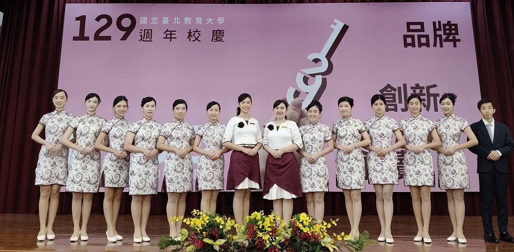 美麗帥氣的芝山大使，以專業的服務協助慶典活動順利進行