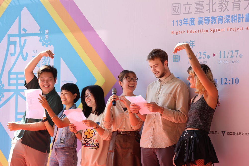 本校華語文中心的外籍生帶來活潑輕快的國語歌曲＜好想你＞