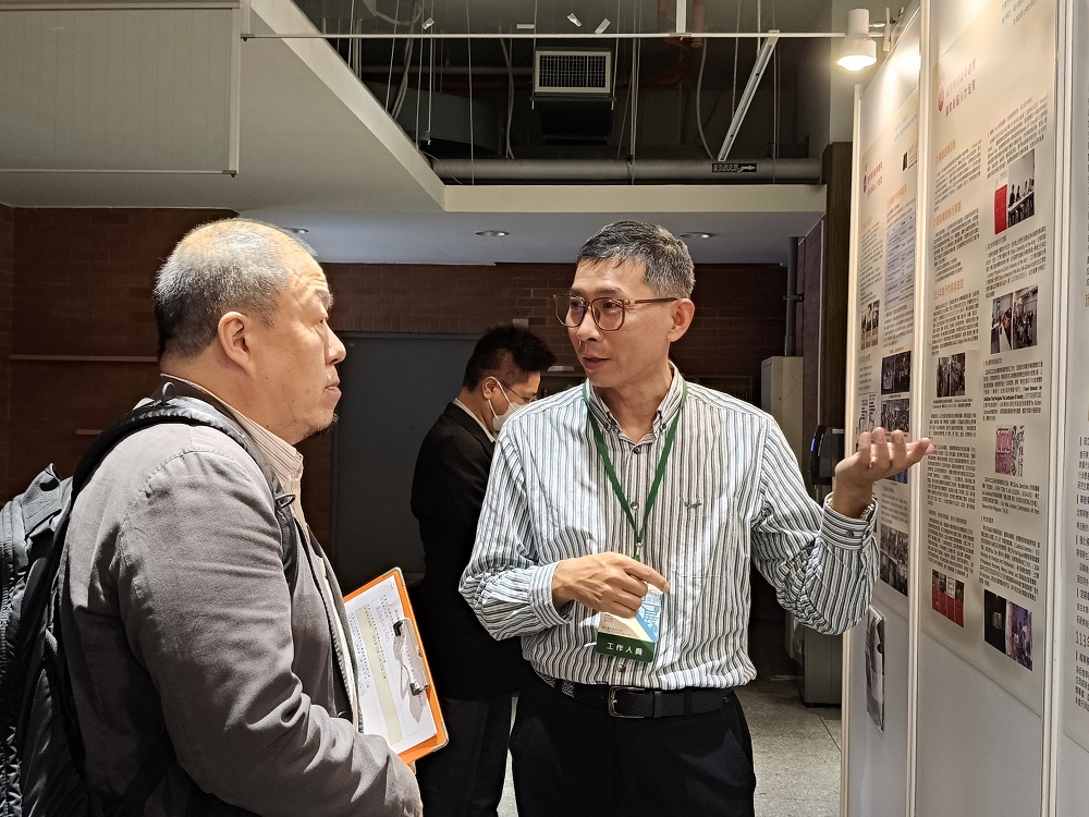 張義杰老師向委員國立高雄師範大學唐硯漁副校長解說計畫執行成果