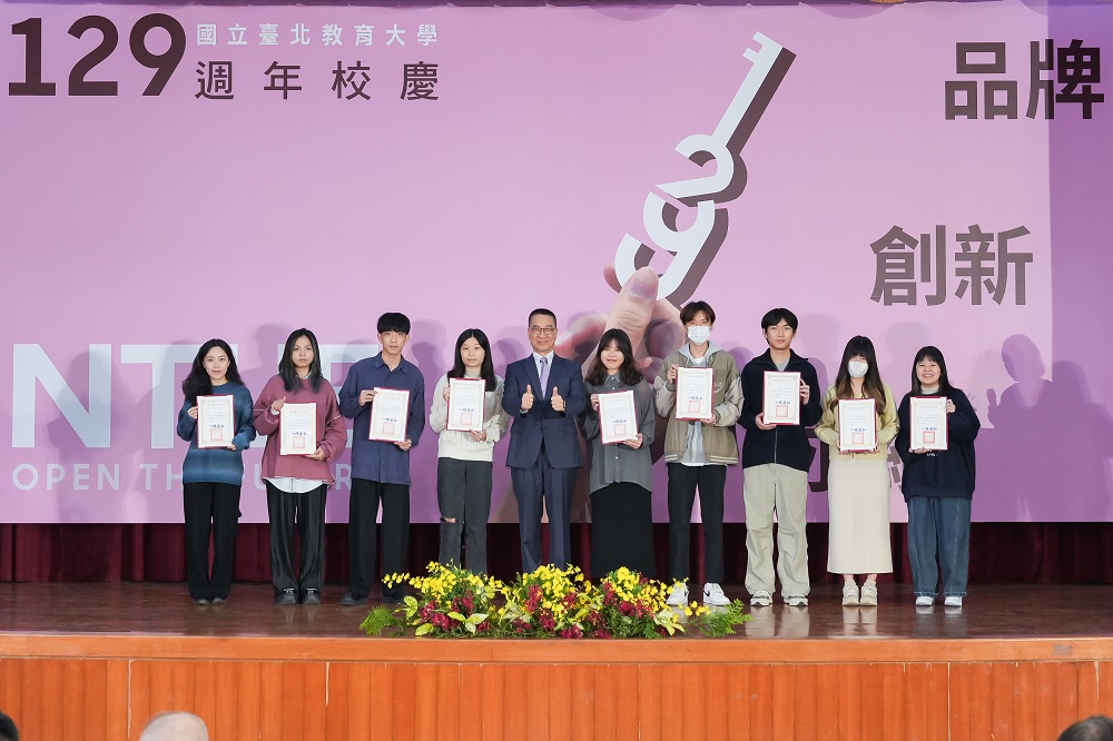 前內政部長徐國勇先生（中）頒發周餘龍獎學金並與獲獎同學合影