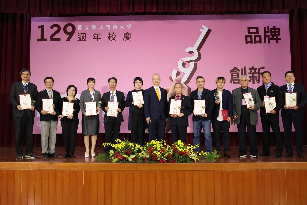 陳慶和校長（中）與第29屆傑出校友合影