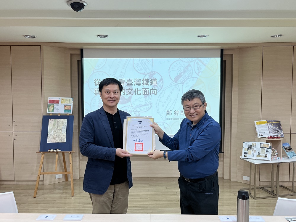 本館翁聖峯館長致贈鄭銘彰主任感謝狀