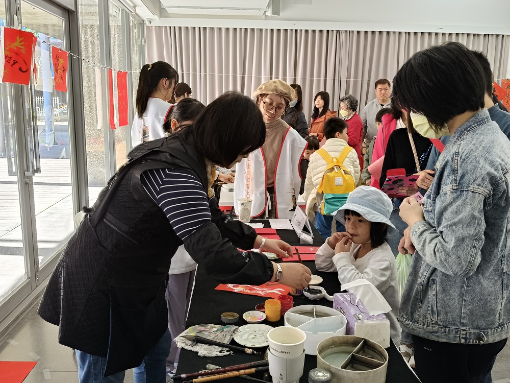 揮毫活動吸引了許多大人小孩，十分熱鬧