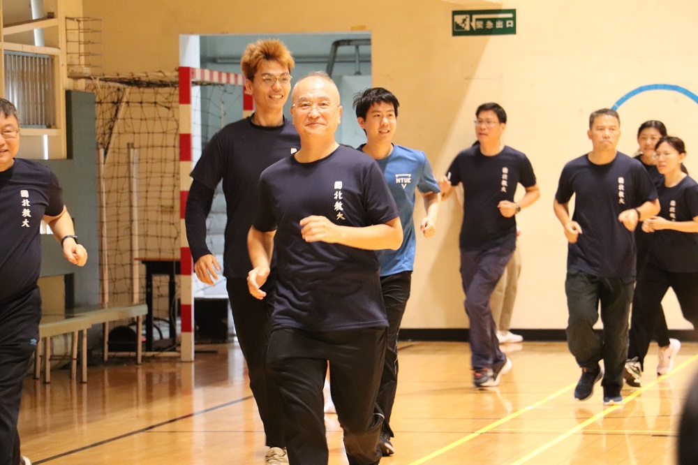 800公尺跑走，陳慶和校長領軍開跑
