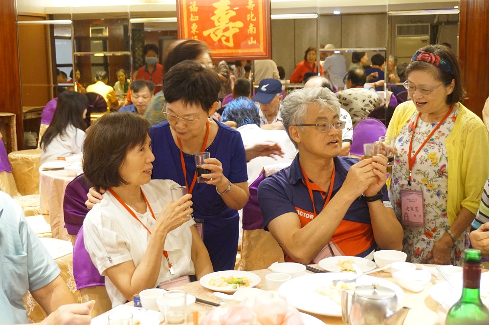 （右起）連寬寬顧問、黃英哲主任、何小曼會長與水心蓓教授舉杯彼此問候。