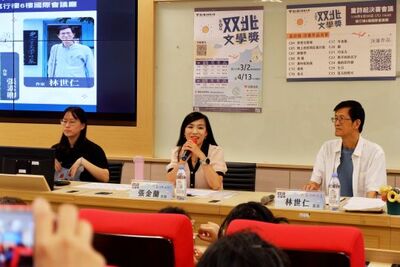 語創系系主任張金蘭教授擔任決選主持人與評審齊聚現場，給予專業點評