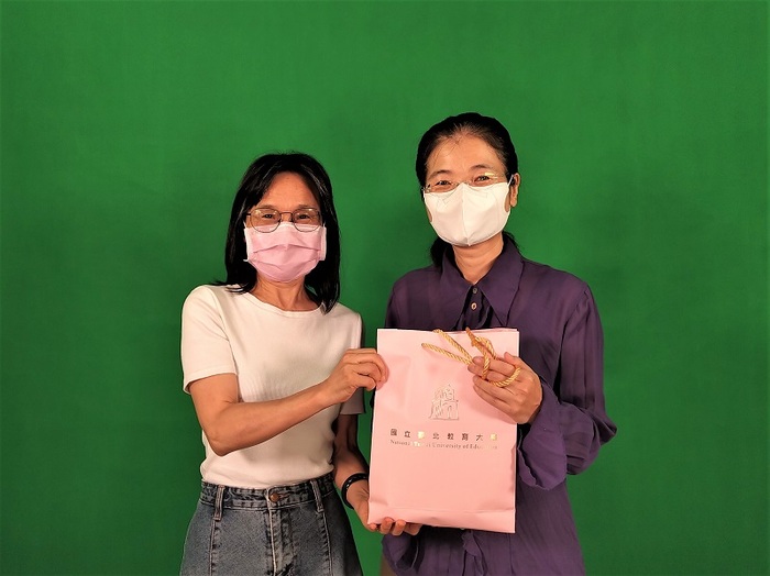 期刊主編吳麗君(左)教授代表期刊致贈禮物予洪素珍老師(右)，感謝她對期刊的支持。(111.8.2)