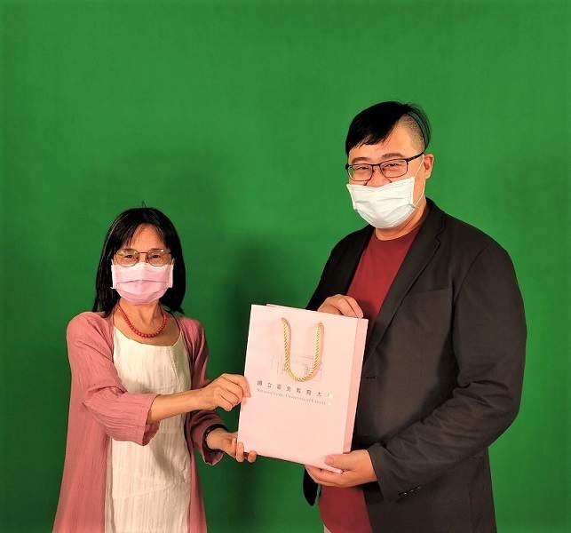 期刊主編吳麗君教授(左)代表期刊致贈禮物予鄧宗聖老師(右)，感謝他對期刊的支持。(111.8.3)