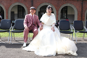 同為校友的夫妻返校共步紅毯