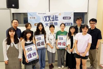 第四屆雙北文學獎圓滿落幕，評審團與小說組獲獎同學們開心合影