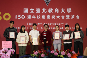 王天生老師夫人陳淑憲師母頒發王天生獎學金並與獲獎同學合影