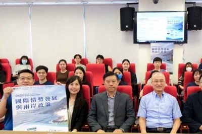 「國際情勢發展與兩岸政策」專題講座於本校篤行樓6樓國際會議廳舉行，講者與本校師長、參與學生合影，展現師生踴躍關注公共議題與國際和平教育的學習精神